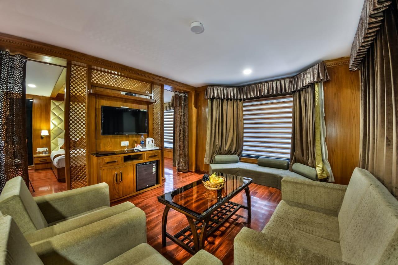 Hotel Royal Hillton Pahalgām Esterno foto